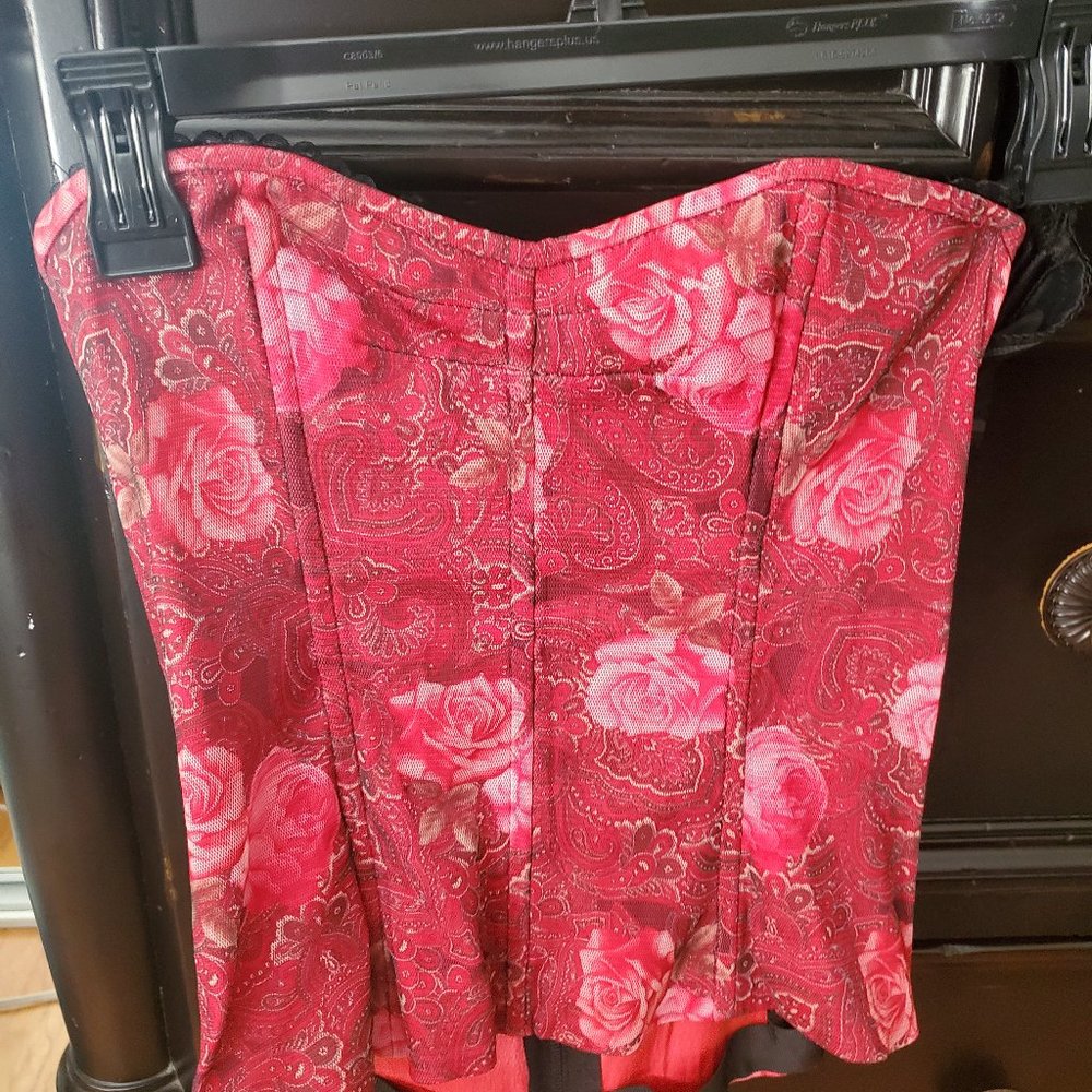 Sexy rose bustier from Spain and red jeans